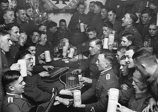 Reichswehr soldiers in Munich celebrate New Year's Eve