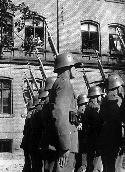 Soldiers of the Reichswehr at a drill