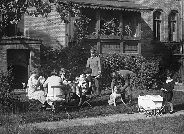 Families of Reichswehr soldiers at a coffee table