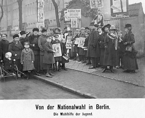 Youth helping with the elections of the Nationalversammlung, 1919