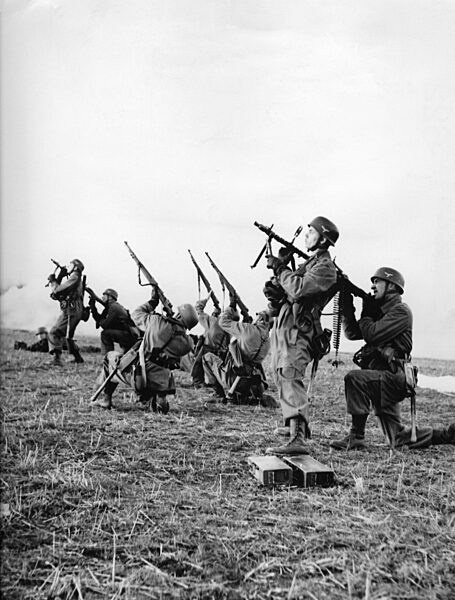 Paratroopers during a maneuver, 1939