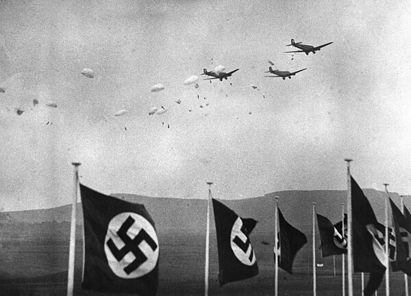 Presentation of parachute jumps on the Bueckeberg, 1936