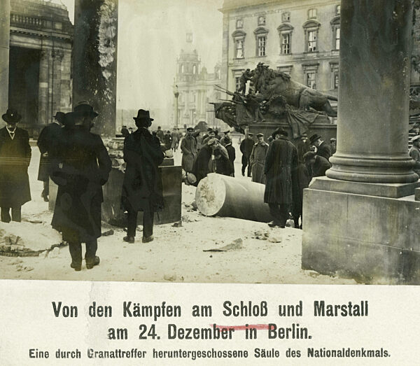 Zerstörtes Kaiser-Wilhelm-Nationaldenkmal in Berlin, 1918