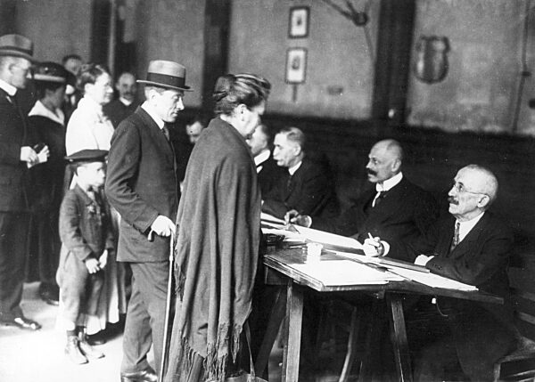 Working-class woman at the polling station, 1919