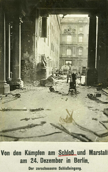 Zerstörter Eingangsbereich des Berliner Stadtschloss, 1918