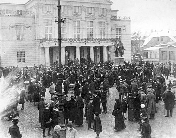Crowd of people in front of the Weimar National Theater, 1919