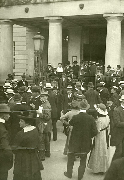Onlookers and deputies before the Weimar National Theater, 1919