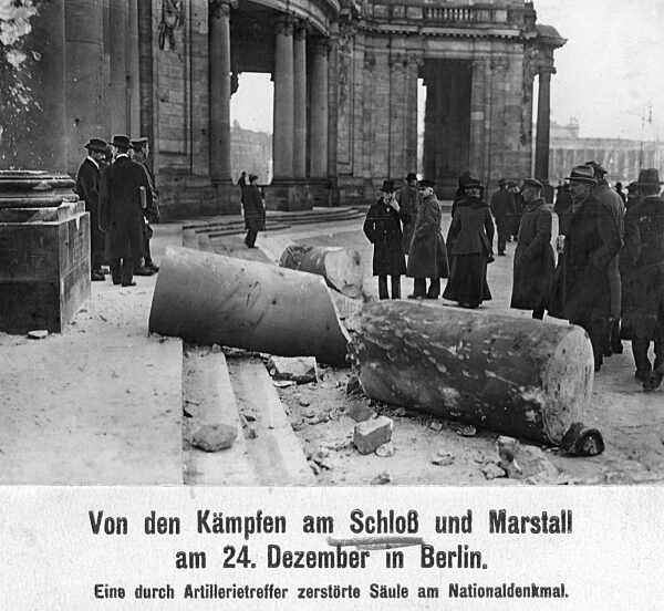 Zerstörtes Kaiser-Wilhelm-Nationaldenkmal in Berlin, 1918