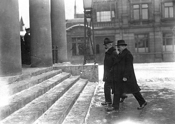 Deputies on the way to the National Assembly, 1919