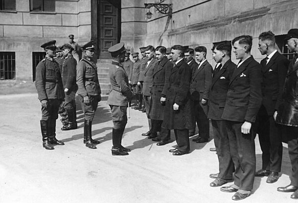 Colonel von Pogrell with soldiers, 1931