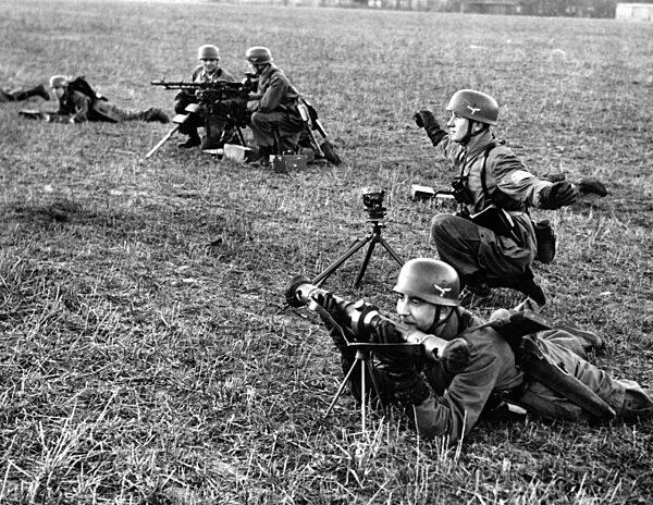 Paratroopers during a maneuver, 1939