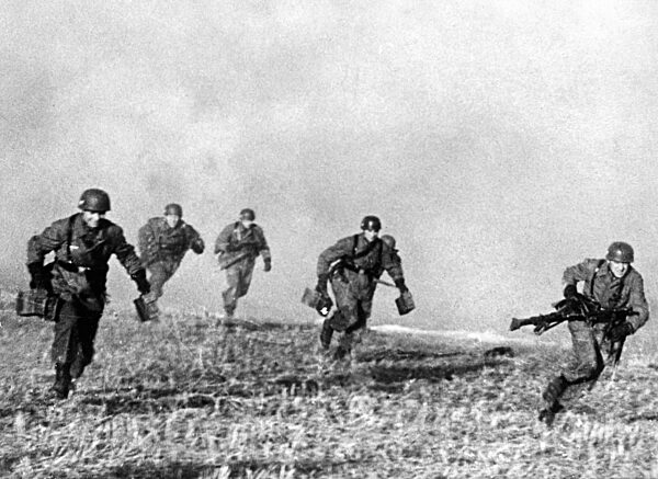 Paratroopers during a maneuver, 1939