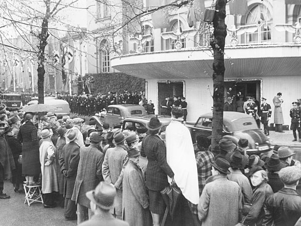 Menschenmenge vor der Berliner Krolloper, 1939