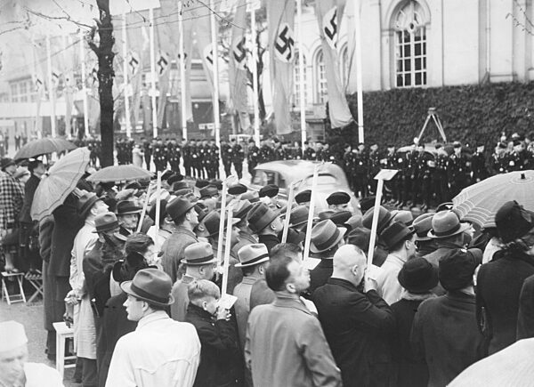 Menschenmenge vor der Berliner Krolloper, 1939