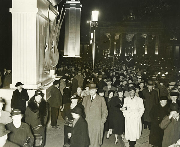 People in front of the Brandenburg Gate, 1939