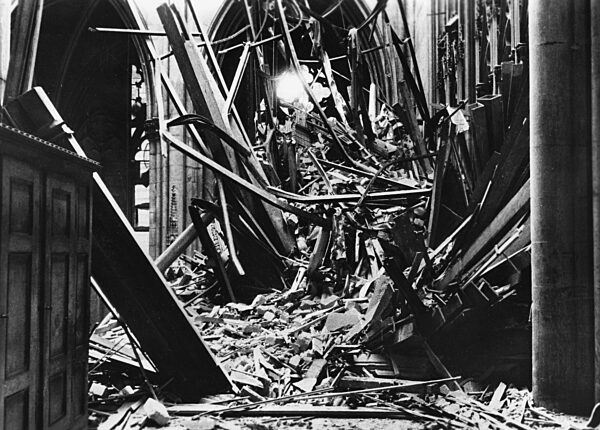 Bombenschäden am Kölner Dom, 1943