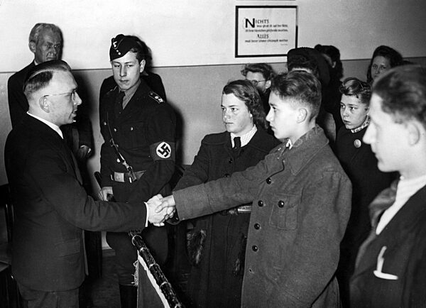 Commitment of apprentices, 1943