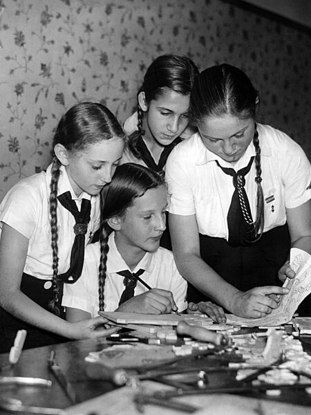 Mitglieder des BDM beim Basteln in Berlin-Charlottenburg, 1939