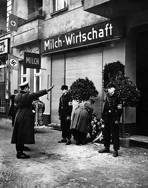 Wreath-laying ceremony by Artur Axmann for the murdered Hitler Youth member, Walter Wagnitz, Berlin, 1939