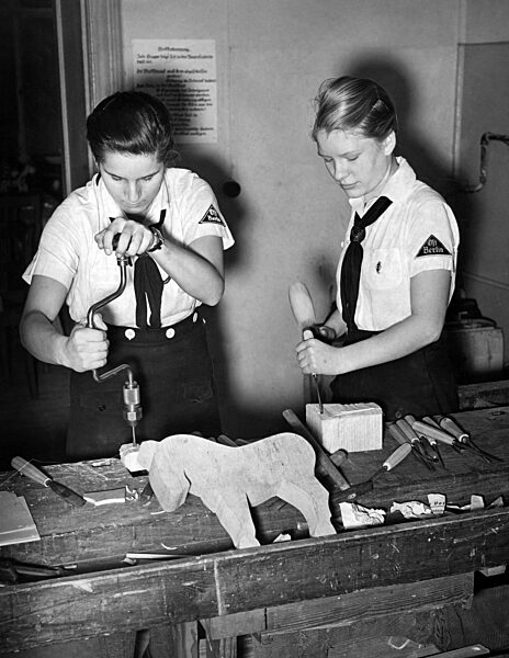 BDM bastelt Weihnachtsgeschenke, Berlin 1939