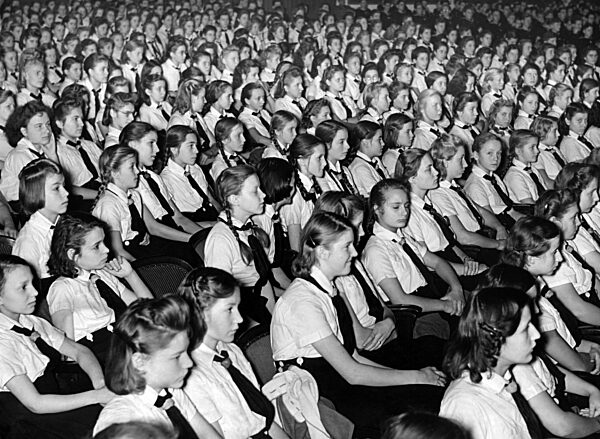 Publikum einer BDM-Kundgebung, 1942