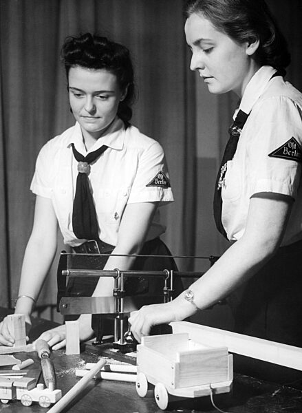 BDM bastelt für den NSV, Berlin 1939