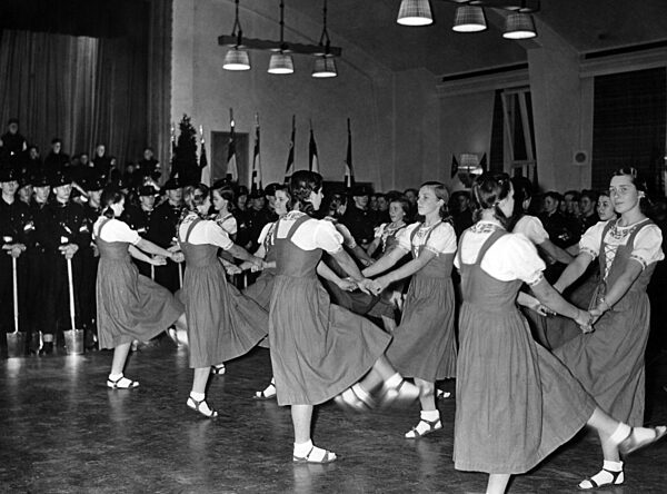 BDM-Mädel beim Volkstanz