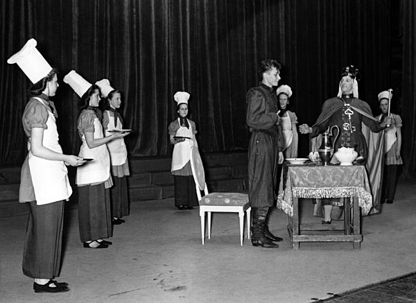 BDM-Werk Glaube und Schönheit spielt Theater, 1942