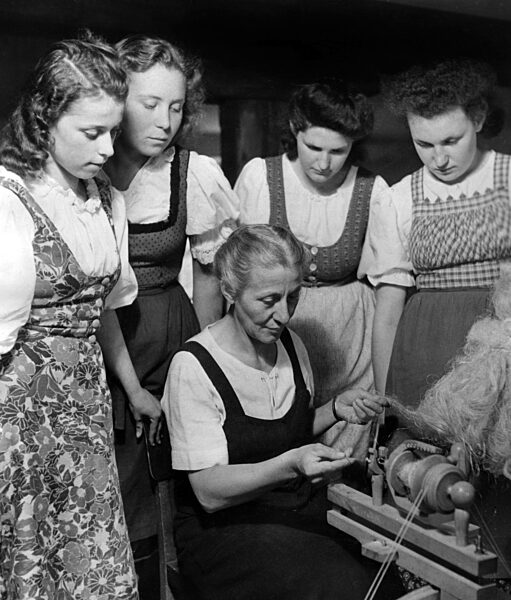 Jungmädel lernen Spinnen, 1942