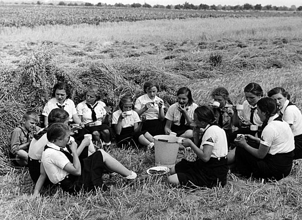 Landdienstjugend bei der Getreideernte, 1939