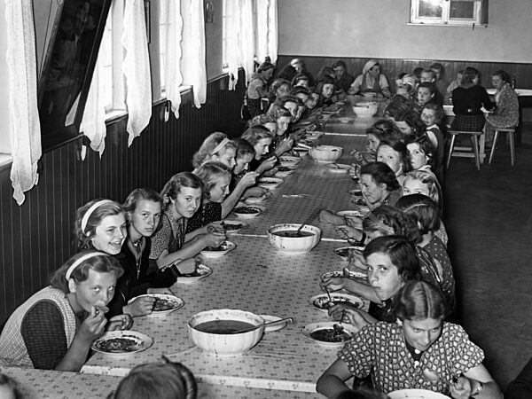 Landjahrmädel beim Essen, 1939
