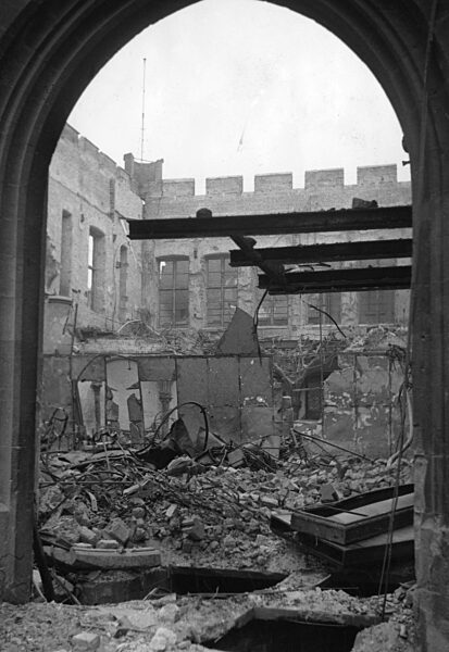 Zerstörter Gürzenich in Köln, 1943