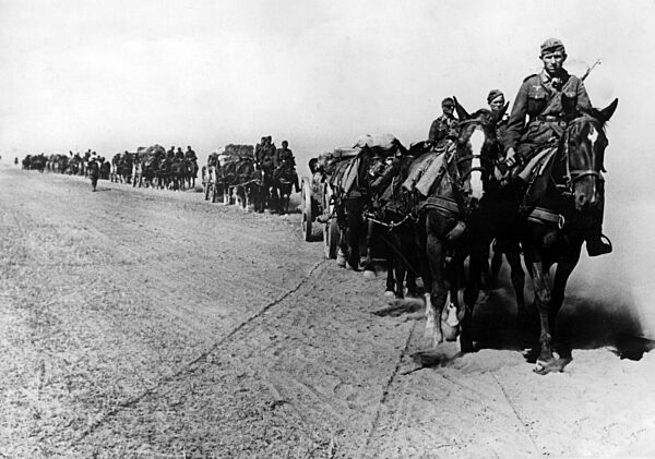 Deutsche Artillerie auf dem Marsch an der Ostfront, 1942