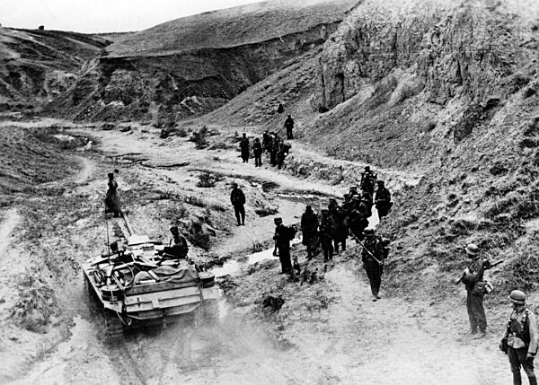 German armored infantrymen and assault guns, 1942