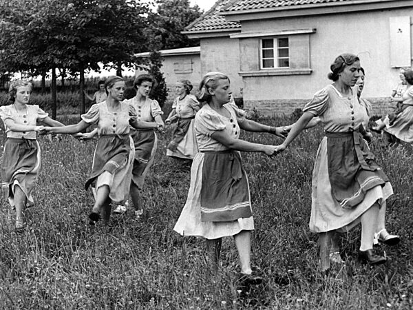 Landdienstmädel beim Volkstanz, 1939