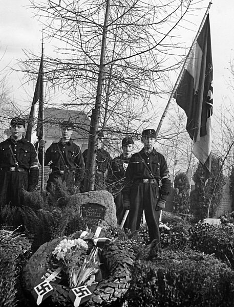 Guard of honor for the murdered Hitlerjunge (member of the Hitler Youth), Georg Preiser, Berlin-Weissensee, 1937