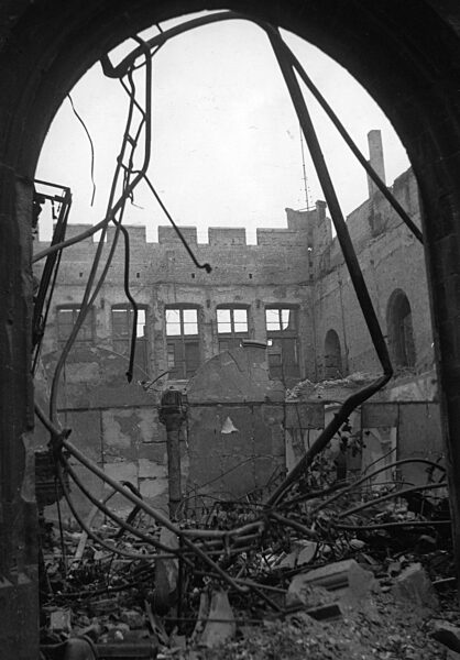Zerstörter Gürzenich in Köln, 1943