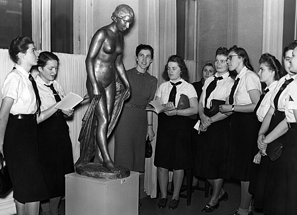 BDM-Werk Glaube und Schönheit zu Besuch bei einer Kunstausstellung des NSV, Berlin 1941