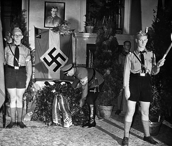 Artur Axmann commemorates the murdered Hitlerjunge (member of the Hitler Youth), Hans Hoffmann, Berlin, 1939