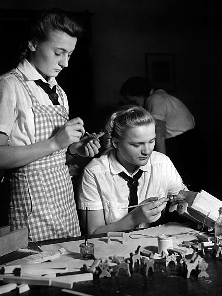 BDM bastelt für NSV, 1939