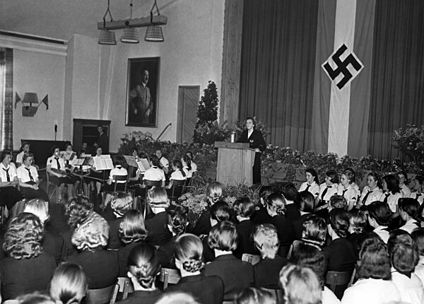 Jutta Ruediger at the opening of the "Woche des berufstaetigen Maedels" (Week of working girls), Berlin 1940