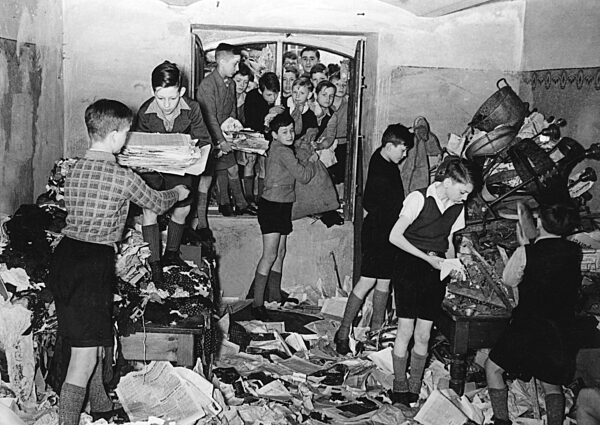 Collecting raw material during Second World War, 1940