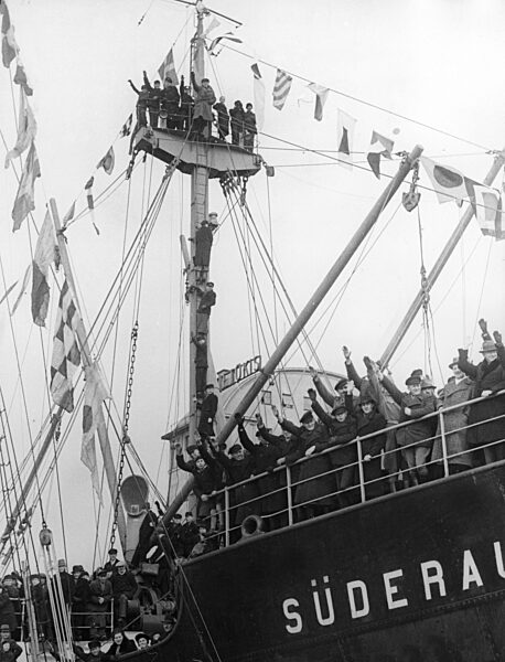 Jubilation in Memel as the German troops march in, 1939