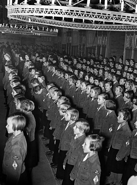 Aufnahmefeier zum BdM in der Marienburg, 1939