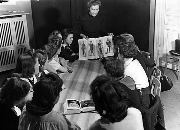 Heimabend im BDM-Werk Glaube und Schönheit, Berlin 1941