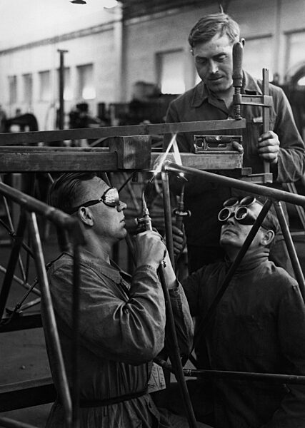 Schlosser beim Schweißen, 1937