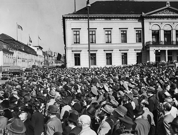 Crowd on the Wilhelmsplatz on Hitler's birthday, 1940