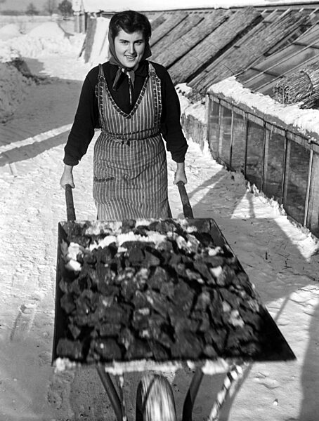 BDM-Mädel beim Landdienst im Winter, 1940