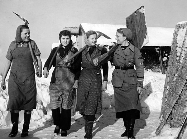 Landdienstmädel auf dem Weg zur Arbeit, 1940