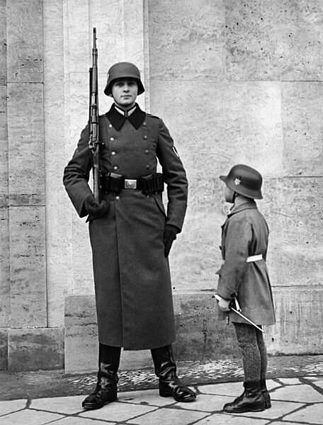 Wehrmachtssoldat mit Junge, 1939